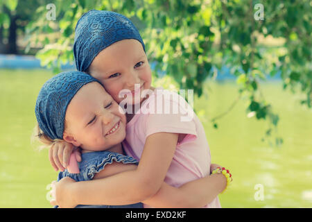 Cute funny little girls (soeurs) sourire, selective focus. Banque D'Images