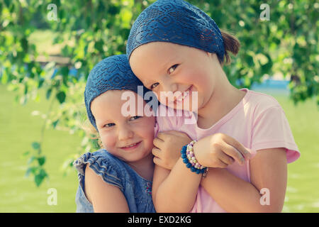 Cute funny little girls (soeurs) sourire, selective focus. Banque D'Images