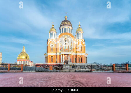 Kiev - Ukraine,- le 26 février 2014 : la cathédrale moderne de l'Intercession de la Mère de Dieu, avec des dômes dorés, à Obolon dis Banque D'Images