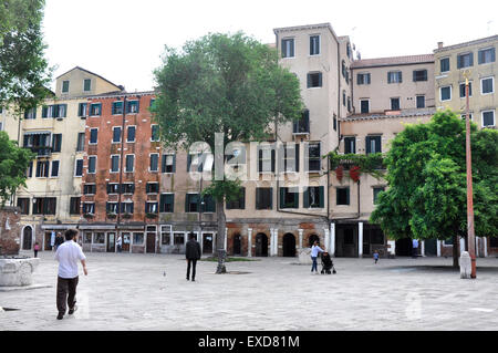 Italie Venise Cannaregio région Campo di Ghetto Nuovo - le quartier du ghetto juif d'origine datant de 300 ans Banque D'Images