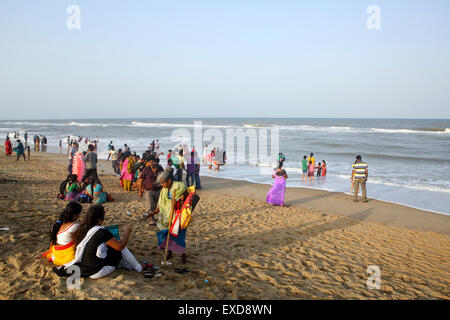 Les personnes bénéficiant du temps à la plage à Chennai, Inde Banque D'Images