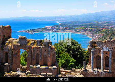 Avis de Giardini Naxos et District de Messine du grec ruines amphithéâtre romain de Taormina, Sicile, Italie Banque D'Images