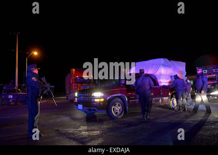 Almoloya de Juarez, au Mexique. 12 juillet, 2015. Les forces de sécurité de l'Etat de Mexico inspecter un véhicule lors d'une opération de recherche près de l'Altiplano, en Prision Almoloya de Juarez, Mexico, Mexique. Pivot du cartel de la drogue Joaquin El Chapo' 'Guzman, chef du cartel de la drogue de Sinaloa, a disparu de la prison de l'Altiplano à sécurité maximale à l'extérieur de la ville de Mexico samedi soir, selon la Commission nationale de sécurité. Crédit : Mario Vazquez/CR/Xinhua/Alamy Live News Banque D'Images