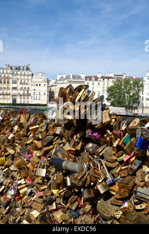 Love locks, casiers, symbolisant pour toujours l'amour durable, au pont de l'Archeveche Paris, France. Banque D'Images