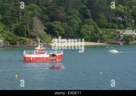 Bateau de pêche, sur l'eau à Salcombe Devon Banque D'Images