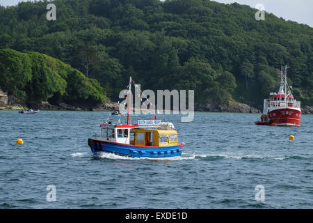 Les sables bitumineux du sud à Salcombe Ferry sur l'eau Banque D'Images