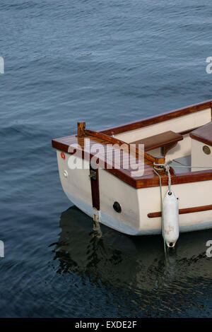 Petit bateau en bois avec bois poli à Salcombe Devon Banque D'Images