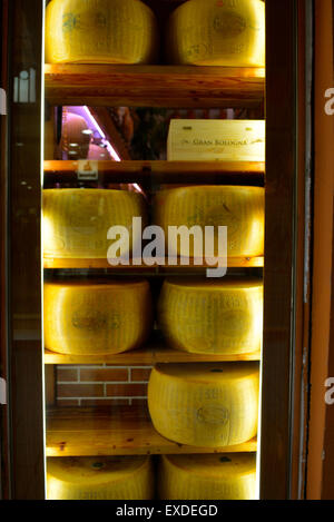 Roues de fromage parmesan dans une épicerie fine à Bologne, Italie Banque D'Images