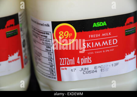 Une bouteille en plastique de 4 pinte de lait écrémé Asda avec une étiquette de prix de 89 pence. Banque D'Images