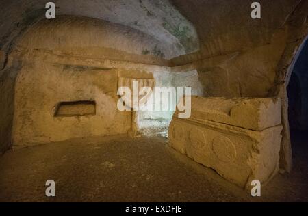 (150712) -- BET She'arim, le 12 juillet 2015 (Xinhua) -- un candélabre à sept branches sculptées est vu dans la grotte des cercueils à la Nécropole de Bet She'arim en Israël, le 11 juillet 2015. Nécropole de Bet She'arim en Israël, l'emblème de renouveau juif, a été inscrit sur la Liste du patrimoine mondial de l'UNESCO le 4 juillet 2015. Composé d'une série de catacombes, la nécropole développée à partir du 2e siècle avant notre ère comme le principal lieu de sépulture juive en dehors de Jérusalem à la suite de l'échec de la seconde révolte juive contre la domination romaine. Situé à au sud-est de la ville de Haïfa, ces catacombes sont un trésor de Banque D'Images