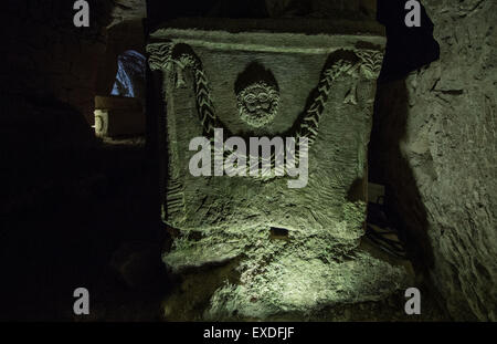 (150712) -- BET She'arim, le 12 juillet 2015 (Xinhua) -- un masque sculpté est vu sur un sarcophage dans la grotte des cercueils à la Nécropole de Bet She'arim en Israël, le 11 juillet 2015. Nécropole de Bet She'arim en Israël, l'emblème de renouveau juif, a été inscrit sur la Liste du patrimoine mondial de l'UNESCO le 4 juillet 2015. Composé d'une série de catacombes, la nécropole développée à partir du 2e siècle avant notre ère comme le principal lieu de sépulture juive en dehors de Jérusalem à la suite de l'échec de la seconde révolte juive contre la domination romaine. Situé à au sud-est de la ville de Haïfa, ces catacombes sont un treasur Banque D'Images