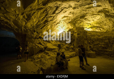 (150712) -- BET She'arim, le 12 juillet 2015 (Xinhua) -- Les gens visitent la grotte des cercueils à la Nécropole de Bet She'arim en Israël, le 11 juillet 2015. Nécropole de Bet She'arim en Israël, l'emblème de renouveau juif, a été inscrit sur la Liste du patrimoine mondial de l'UNESCO le 4 juillet 2015. Composé d'une série de catacombes, la nécropole développée à partir du 2e siècle avant notre ère comme le principal lieu de sépulture juive en dehors de Jérusalem à la suite de l'échec de la seconde révolte juive contre la domination romaine. Situé à au sud-est de la ville de Haïfa, ces catacombes sont un trésor d'oeuvres et d'inscriptions de Gree Banque D'Images