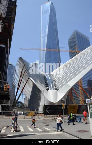 La tour de la liberté à partir de la croisée des chemins de Greenwich et Fulton rues de Manhattan. Banque D'Images