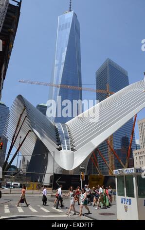 La tour de la liberté à partir de la croisée des chemins de Greenwich et Fulton rues de Manhattan. one world trade center récemment ouvert jour ensoleillé Banque D'Images