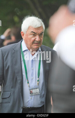 Wimbledon, Londres, Royaume-Uni. 12 juillet 2015. Robert Federer arrive à la veille de profils têtes son fils Roger jouer sur la dernière journée du championnat de tennis de Wimbledon 2015 : Crédit amer ghazzal/Alamy Live News Banque D'Images