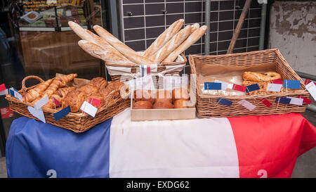 Londres, Royaume-Uni. 12 juillet 2015. Les francophiles se rassemblent pour profiter de la Bastille Day Festival qui célèbre la fête nationale de la France avec un grand spectacle de tout ce qui est français. La fête commence quelques jours plus tôt le dimanche 12 juillet dans et autour du marché des aliments historiques de Londres, Borough Market avec musique, danse, pétanque et java plus. Crédit : Stephen Chung/Alamy Live News Banque D'Images