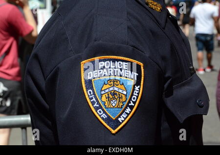 Badge NYPD sur chemise d'un cop à New York City Banque D'Images