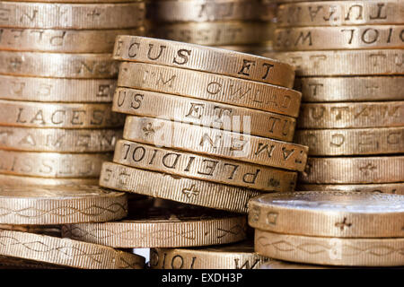 Colonnes de la £1, d'une livre, pièces empilées montrant le lettrage sur le côté de la monnaie. 2016 pièces. type de pré Banque D'Images