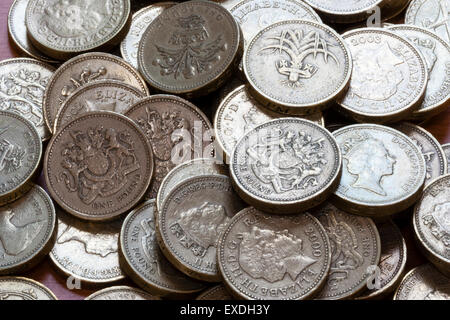 Pile de l'anglais une livre, £1 pièces, type pré 2016, dispersés. Banque D'Images