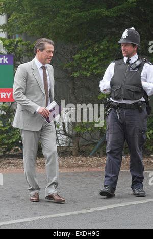 Wimbledon London,UK. 12 juillet 2015. L'acteur anglais Hugh Grant arrive à la finale chez les hommes sur profils Têtes de jour du tennis de Wimbledon 2015 : Crédit amer ghazzal/Alamy Live News Banque D'Images