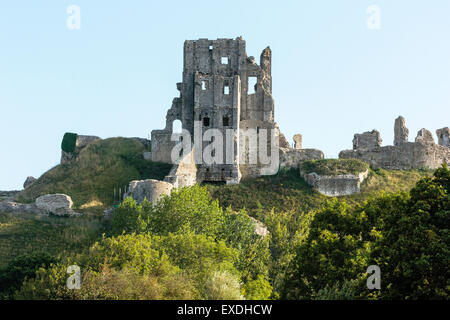 Les spectaculaires ruines perchées de Corfe Castle et le garder dans le Dorset, en Angleterre. Le donjon normand, détruit dans la guerre civile, surplombe le village de Corfe. Banque D'Images