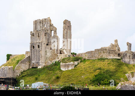 Les spectaculaires ruines perchées de Corfe Castle et le garder dans le Dorset, en Angleterre. Le donjon normand, détruit dans la guerre civile, surplombe le village de Corfe. Banque D'Images