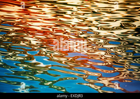 Les ondulations de l'eau et la réflexion, résumé fond coloré Banque D'Images