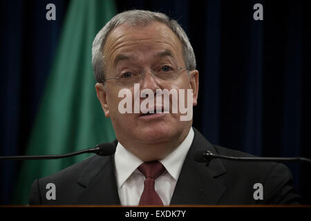 La ville de Mexico, Mexique. 12 juillet, 2015. Le Commissaire à la sécurité nationale, Monte Alejandro Rubido García, donne un discours lors de la conférence de presse sur l'évasion de Joaquin "El Chapo" Guzman, dans la ville de Mexico, Mexique, le 12 juillet 2015. Guzman, chef du cartel de la drogue de Sinaloa, s'est échappé de prison grâce à un tunnel de plus de 1,5 km de long dans sa cellule, a déclaré dimanche que les autorités. Credit : Alejandro Ayala/Xinhua/Alamy Live News Banque D'Images