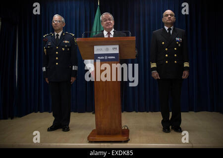 La ville de Mexico, Mexique. 12 juillet, 2015. Le Commissaire à la sécurité nationale (C), Monte Alejandro Rubido García, donne un discours lors de la conférence de presse sur l'évasion de Joaquin "El Chapo" Guzman, dans la ville de Mexico, Mexique, le 12 juillet 2015. Guzman, chef du cartel de la drogue de Sinaloa, s'est échappé de prison grâce à un tunnel de plus de 1,5 km de long dans sa cellule, a déclaré dimanche que les autorités. Credit : Alejandro Ayala/Xinhua/Alamy Live News Banque D'Images