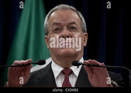 La ville de Mexico, Mexique. 12 juillet, 2015. Le Commissaire à la sécurité nationale, Monte Alejandro Rubido García, donne un discours lors de la conférence de presse sur l'évasion de Joaquin "El Chapo" Guzman, dans la ville de Mexico, Mexique, le 12 juillet 2015. Guzman, chef du cartel de la drogue de Sinaloa, s'est échappé de prison grâce à un tunnel de plus de 1,5 km de long dans sa cellule, a déclaré dimanche que les autorités. Credit : Alejandro Ayala/Xinhua/Alamy Live News Banque D'Images