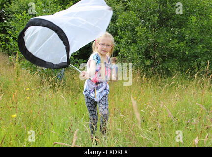 Shipley, Derbyshire, Royaume-Uni. 12 juillet 2015. Emily Taylor, 7, de Staff of Life, Derby chasse bugs dans les prairies à Shipley Country Park, Derbyshire à un insecte hunt dirigée par Derbyshire et Dorset Entomological Society. Credit : Deborah Vernon/Alamy Live News Banque D'Images