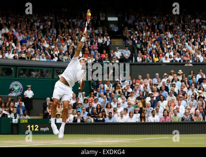 Wimbledon, Londres. 12 juillet, 2015. La Suisse de Roger Federer à Novak Djokovic sert de la Serbie lors de la finale du tournoi de Wimbledon 2015 au à Wimbledon, dans le sud-ouest de Londres, le 12 juillet 2015. Credit : Ye Pingfan/Xinhua/Alamy Live News Banque D'Images