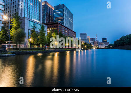 Scène de nuit de Babasakibori Kokyogaien,Jardins,National,Chiyoda-Ku Tokyo, Japon Banque D'Images