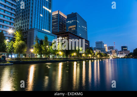 Scène de nuit de Babasakibori Kokyogaien,Jardins,National,Chiyoda-Ku Tokyo, Japon Banque D'Images