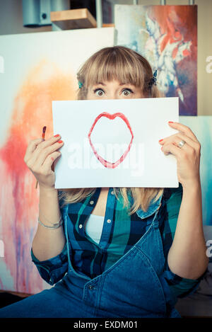 Belle blonde woman smiling peintre dans son atelier Banque D'Images