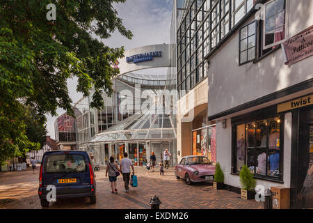 Scène de rue à Ipswich avec le centre commercial Buttermarket, Ipswich, Suffolk, Angleterre Banque D'Images