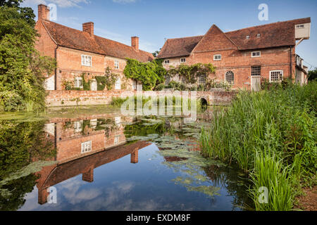 Sur le moulin de Flatford Rivière Stour à Dedham Vale, Suffolk, Angleterre. Banque D'Images