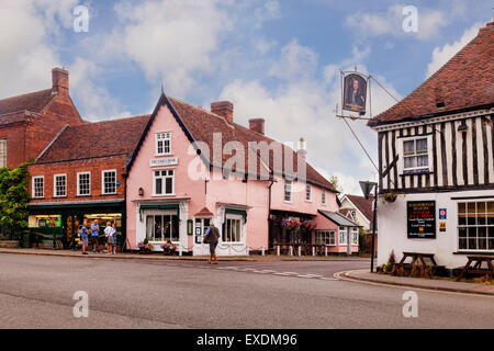 Scène de rue dans le village de Dedham, Essex, Angleterre Banque D'Images