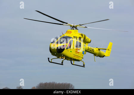 McDonnell Douglas MD900 Explorer G-CEMS à l'atterrissage à Breighton Airfield Banque D'Images