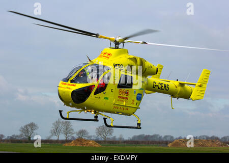 McDonnell Douglas MD900 Explorer G-CEMS à l'atterrissage à Breighton Airfield Banque D'Images