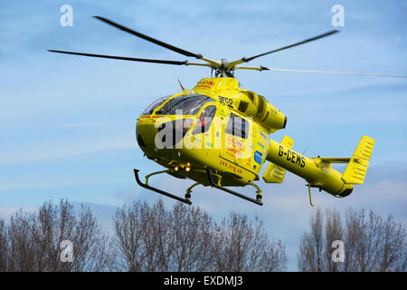 McDonnell Douglas MD900 Explorer G-CEMS à l'atterrissage à Breighton Airfield Banque D'Images