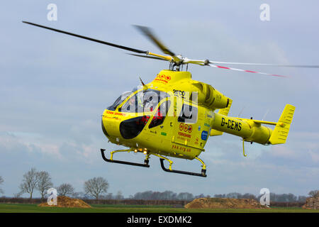 McDonnell Douglas MD900 Explorer G-CEMS à l'atterrissage à Breighton Airfield Banque D'Images