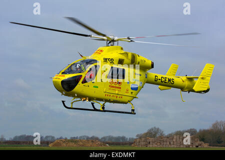 McDonnell Douglas MD900 Explorer G-CEMS à l'atterrissage à Breighton Airfield Banque D'Images