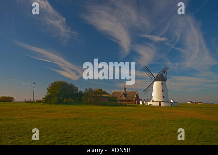 Moulin et ancienne station de sauvetage aux beaux jours à Lytham, Lancs Banque D'Images