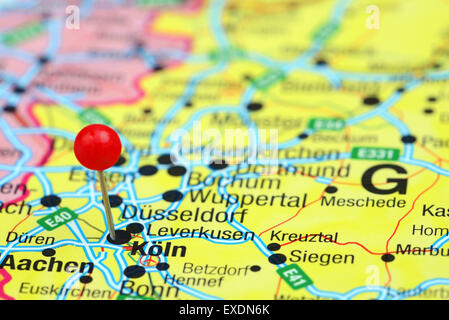 Cologne épinglée sur une carte de l'Europe Banque D'Images