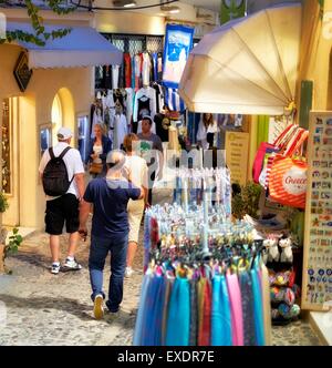 Nuit du shopping dans la capitale de Fira Santorini Grèce Banque D'Images