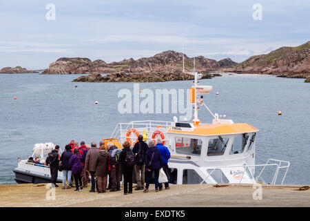 Les touristes attendant de monter à bord de votre bateau pour l'île de Staffa et la Grotte de Fingal d'. Fionnphort, île de Mull, Hébrides intérieures, Ecosse, Royaume-Uni Banque D'Images