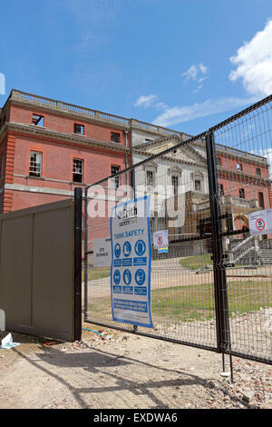 Barricadés après l'incendie dévastateur à gauche une coquille de Clandon Park House, Surrey, Angleterre, Royaume-Uni. Banque D'Images