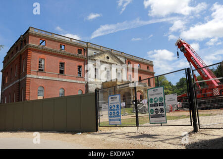 Barricadés après l'incendie dévastateur à gauche une coquille de Clandon Park House, Surrey, Angleterre, Royaume-Uni. Banque D'Images