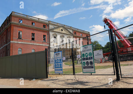 Barricadés après l'incendie dévastateur à gauche une coquille de Clandon Park House, Surrey, Angleterre, Royaume-Uni. Banque D'Images